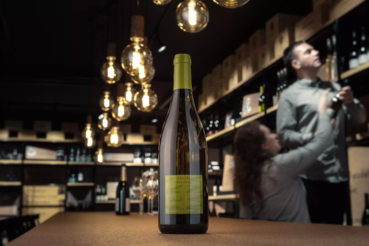 Fläscher Riesling von Christian Hermann aus der Bündner Herrschaft auf dem Tisch in der Vinothek Hauser.