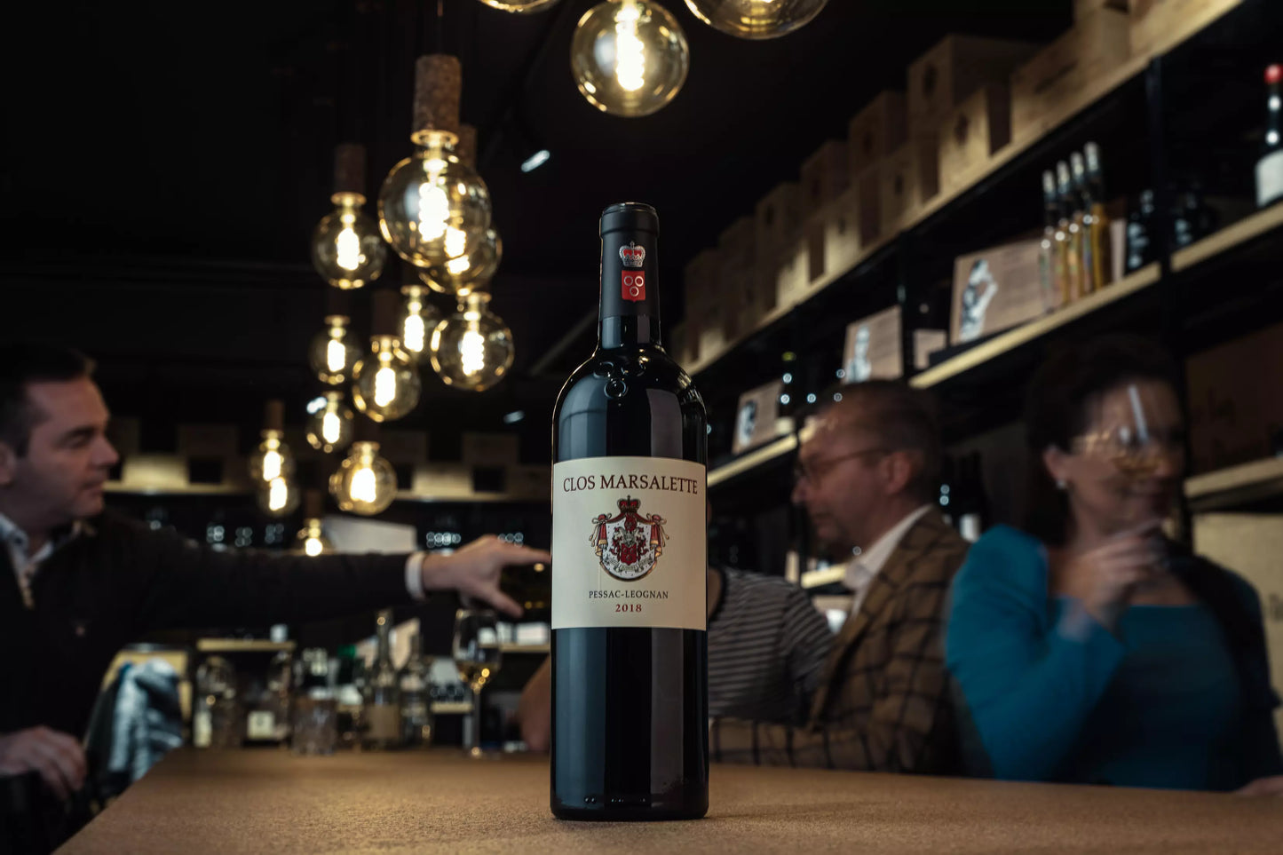 Clos Marsalette rouge von Stephan von Neipperg auf dem Tisch in der Vinothek Hauser.