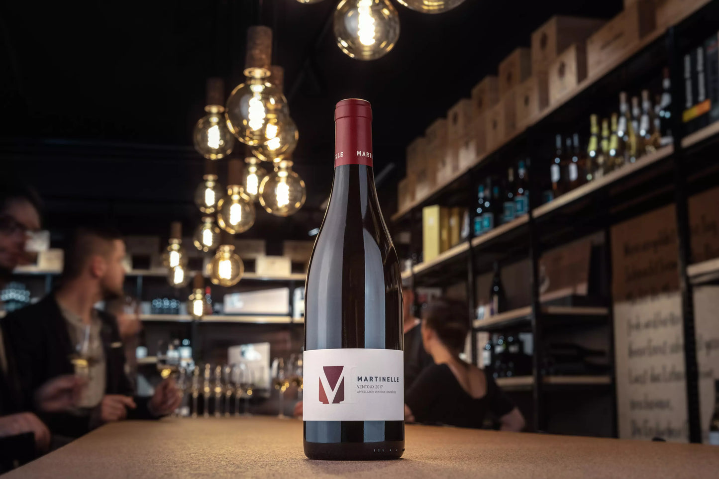 Ventoux von der Domaine Martinelle auf dem Tisch in der Vinothek Hauser.