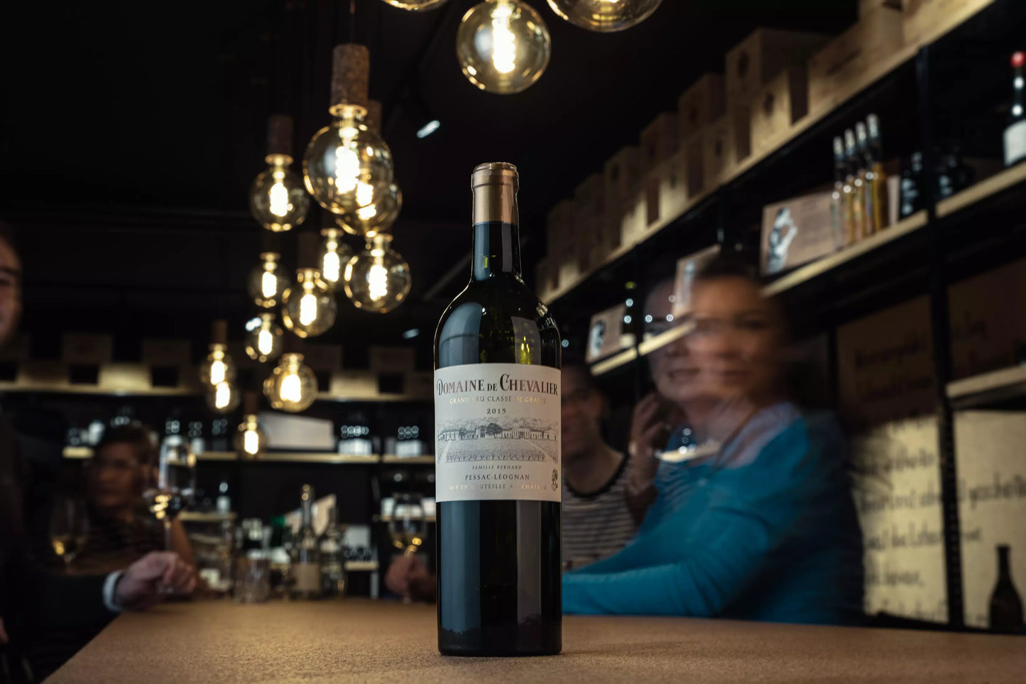 Domaine de Chevalier Blanc von Domaine de Chevalier auf dem Tisch in der Vinothek Hauser präsentiert.