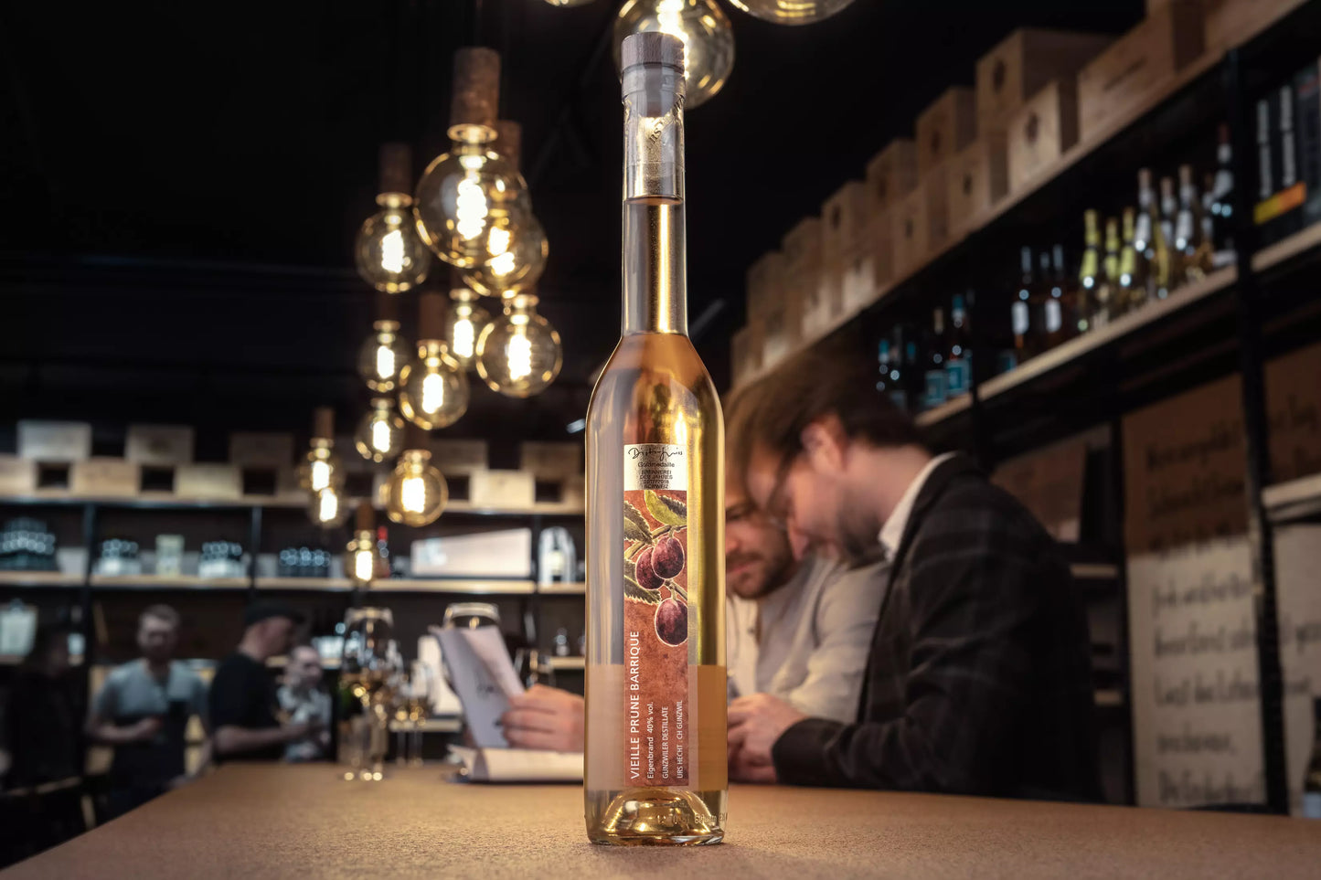 Vieille Prune von Gunzwiler Destillate Urs Hecht auf dem Tisch in der Vinothek Hauser.