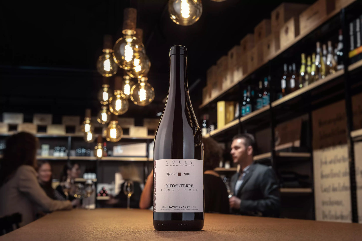 aime terre Pinot Noir von Javet & Javet auf dem Tisch präsentiert in der Vinothek Hauser.