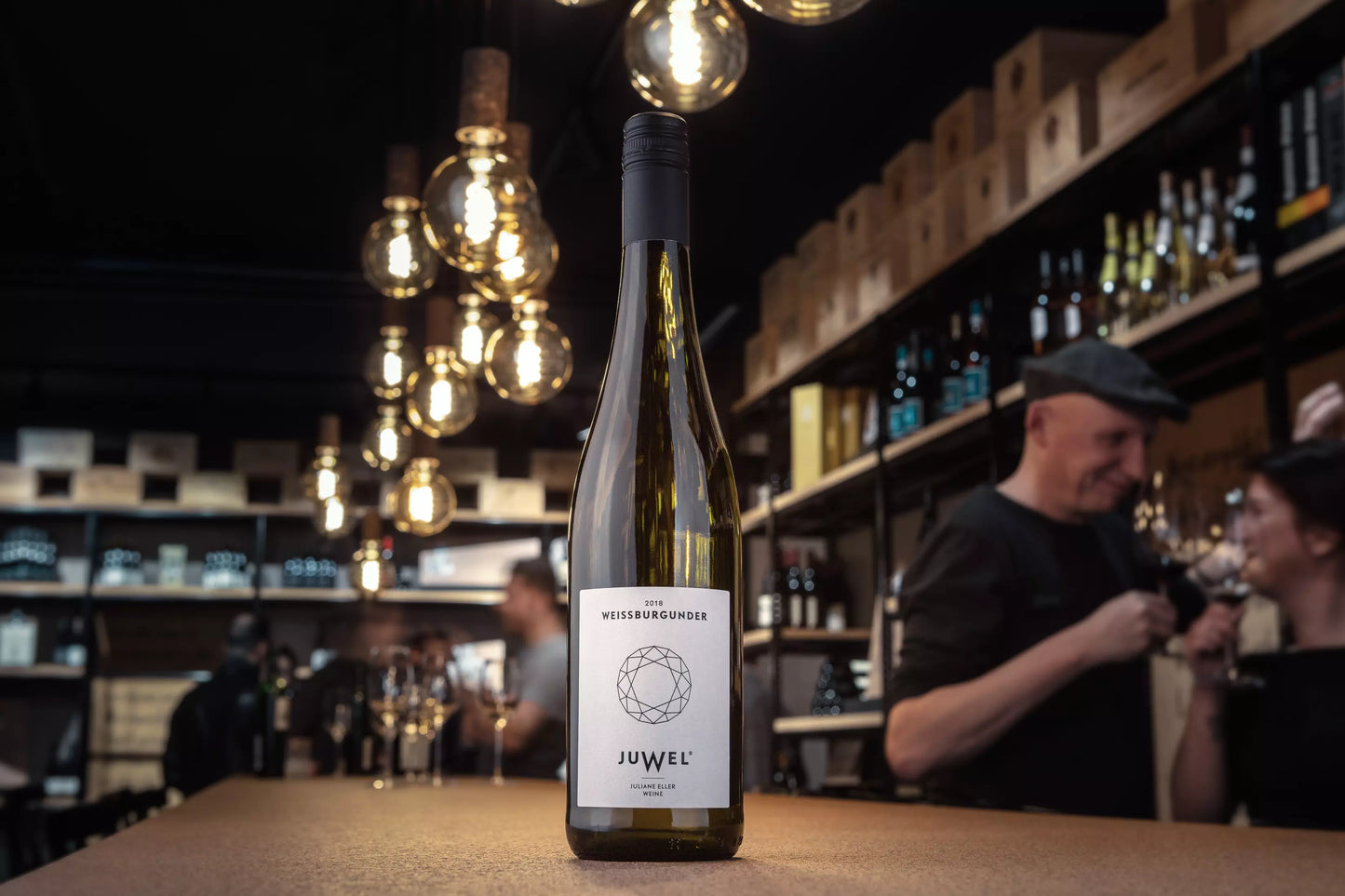 Flasche Juwel Weissburgunder auf dem Tisch in der Vinothek Hauser