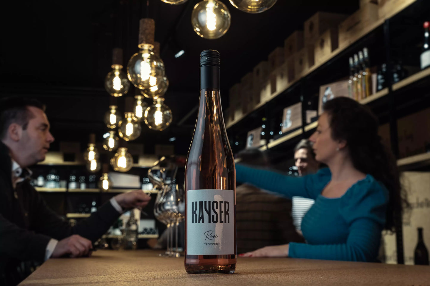 Rosé von Kayser Wein & Sekt auf dem Tisch in der Vinothek Hauser.