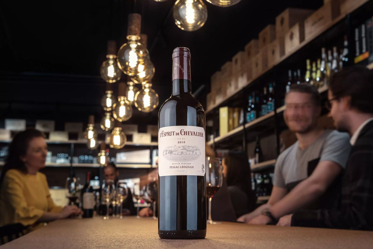 L'Esprit de Chevalier rouge von Domaine de Chevalier auf dem Tisch in der Vinothek Hauser präsentiert.