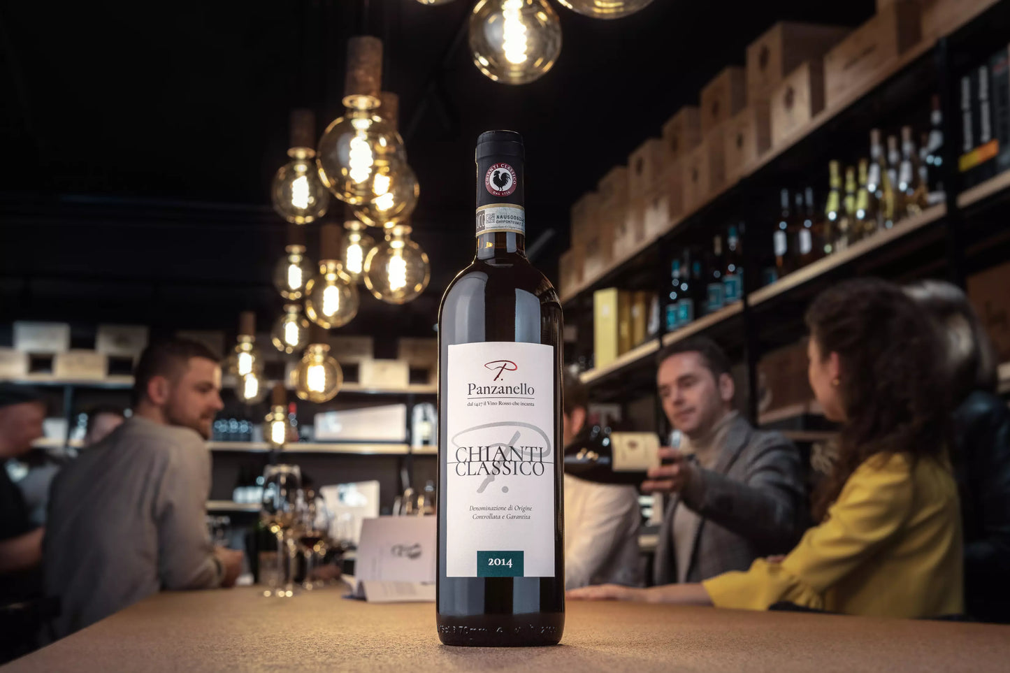 Chianti Classico von Panzanello in der Vinothek Hauser auf dem Tisch.