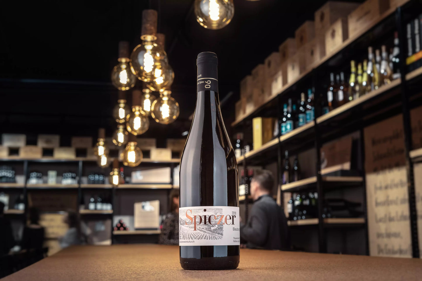 Spiezer Blauburgunder von Alpine Weinkultur Spiez präsentiert auf dem Tisch in der Vinothek Hauser.
