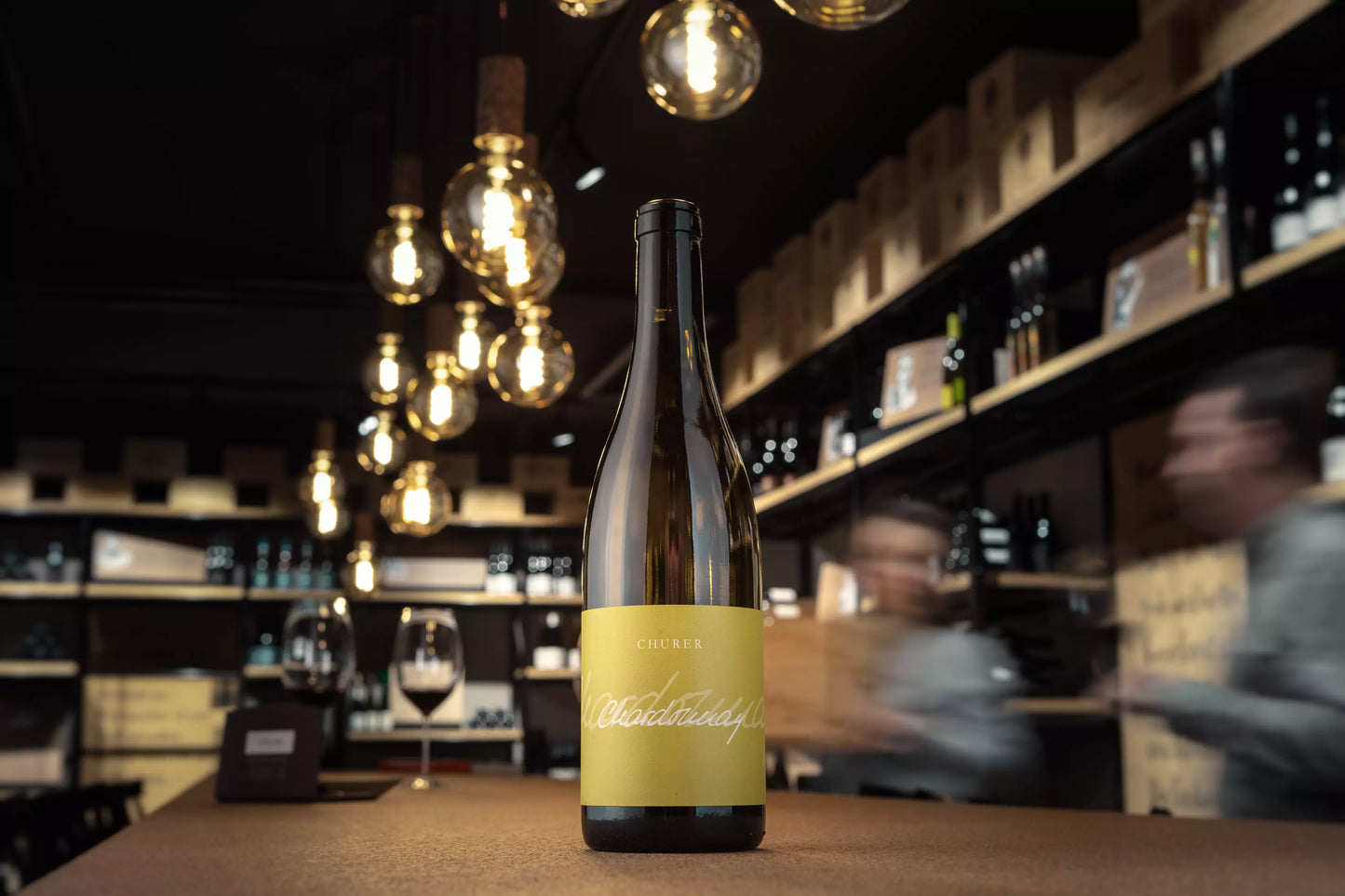 Churer Chardonnay von Weinbau von Tscharner auf dem Tisch in der Vinothek Hauser.