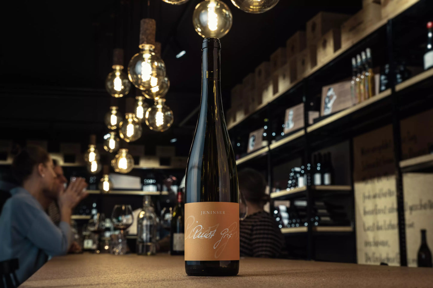 Jeninser Pinot Gris von Weinbau von Tscharner auf dem Tisch in der Vinothek Hauser.