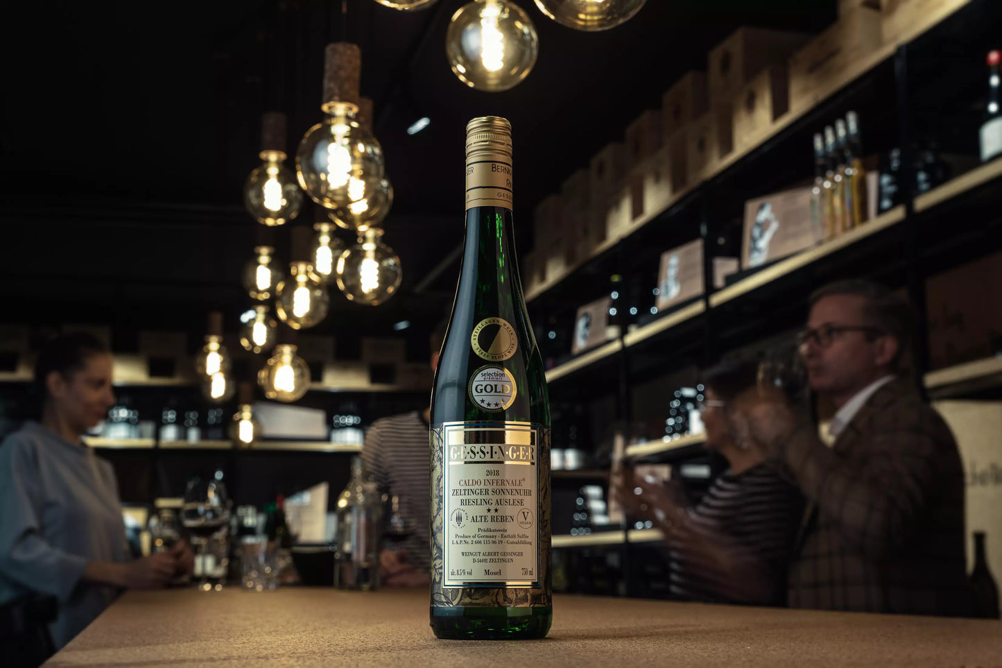 Caldo Infernale Zeltinger Sonnenuhr Riesling Auslese vom Weingut A. Gessinger in der Vinothek Hauser auf dem Tisch.