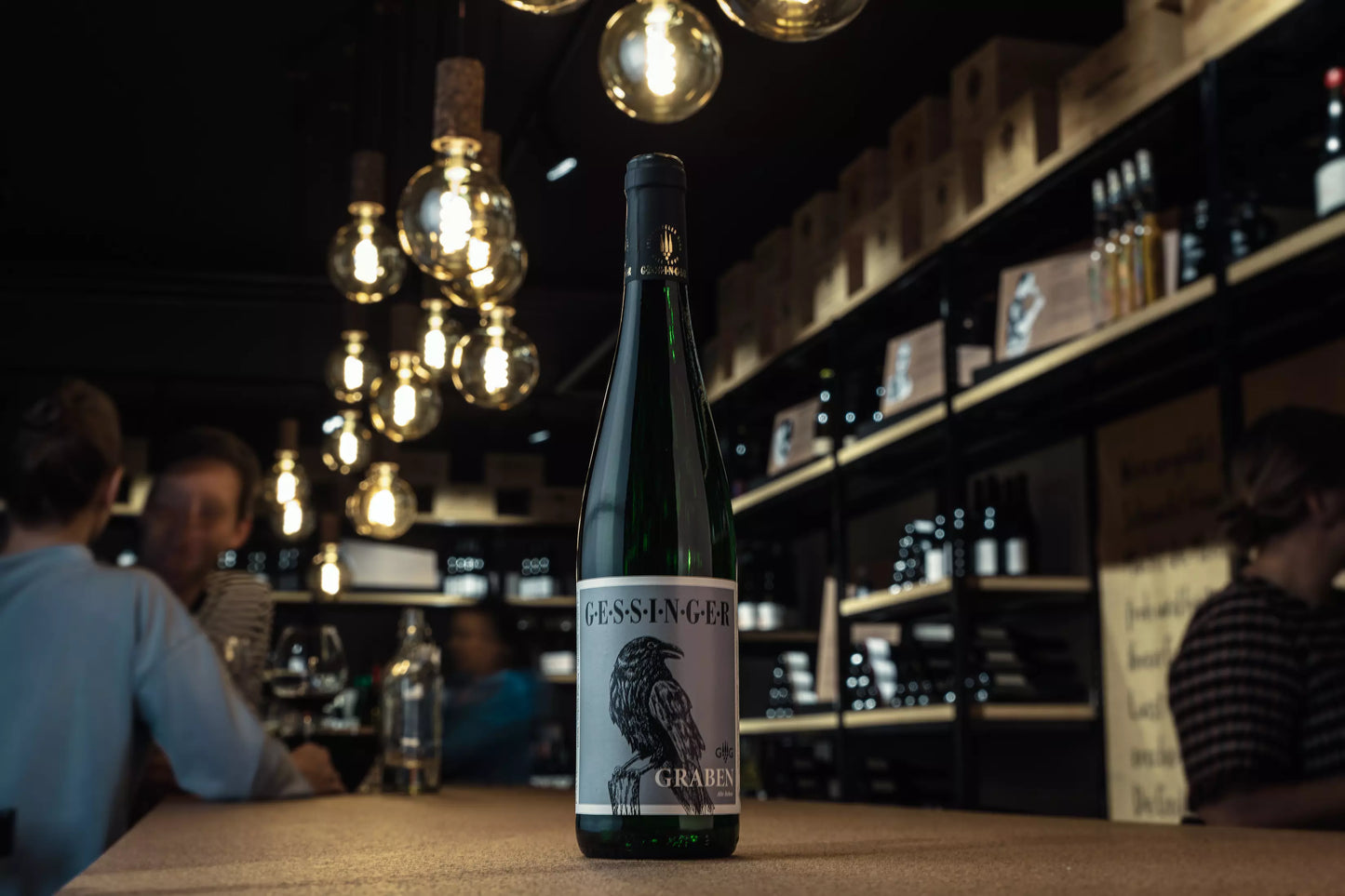 Zeltinger Sonnenuhr Graben Riesling Grosses Gewächs vom Weingut A. Gessinger auf dem Tisch in der Vinothek Hauser.