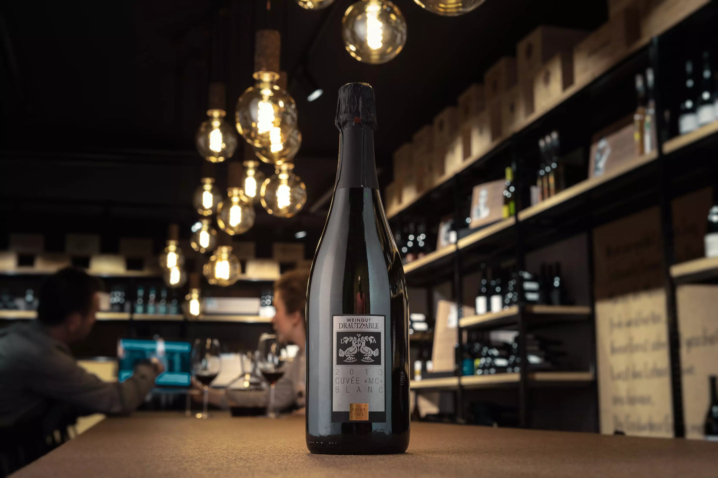 Cuvée MC Blanc vom Weingut Drautz-Able in der Vinothek Hauser auf dem Tisch.