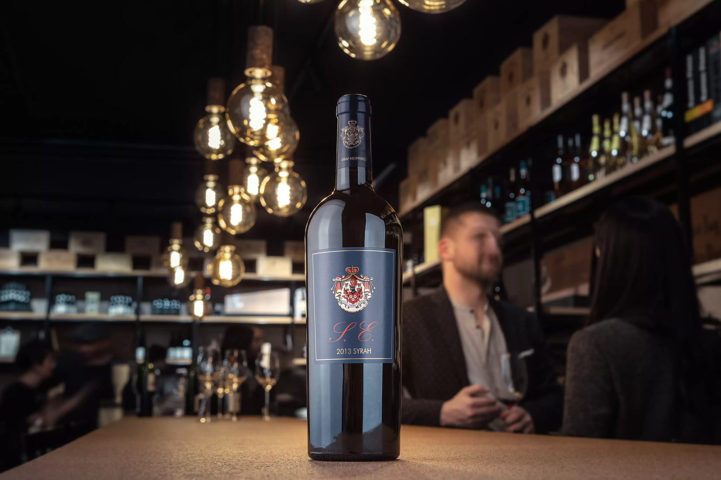 Syrah S.E. vom Weingut Graf Neipperg auf dem Tisch in der Vinothek Hauser.