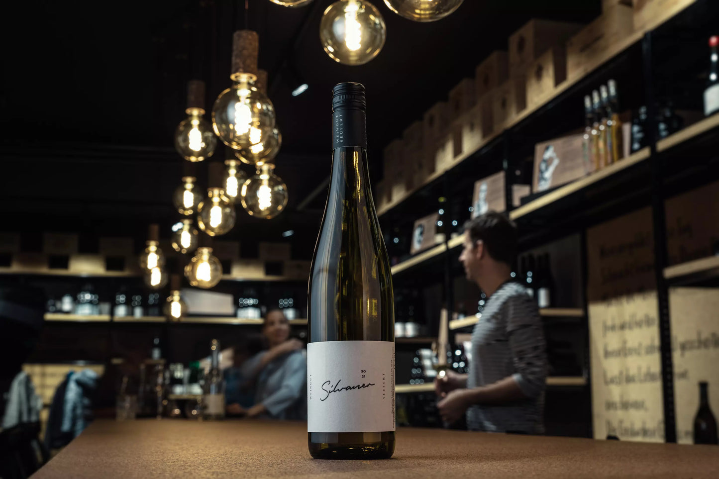 Silvaner von der Steillage vom Weingut Laura Seufert auf dem Tisch in der Vinothek Hauser.
