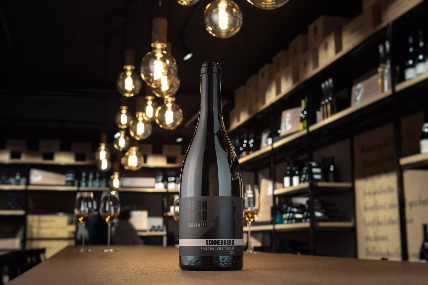 Flasche Sonnenberg Spätburgunder in der Vinothek Hauser auf dem Tisch.