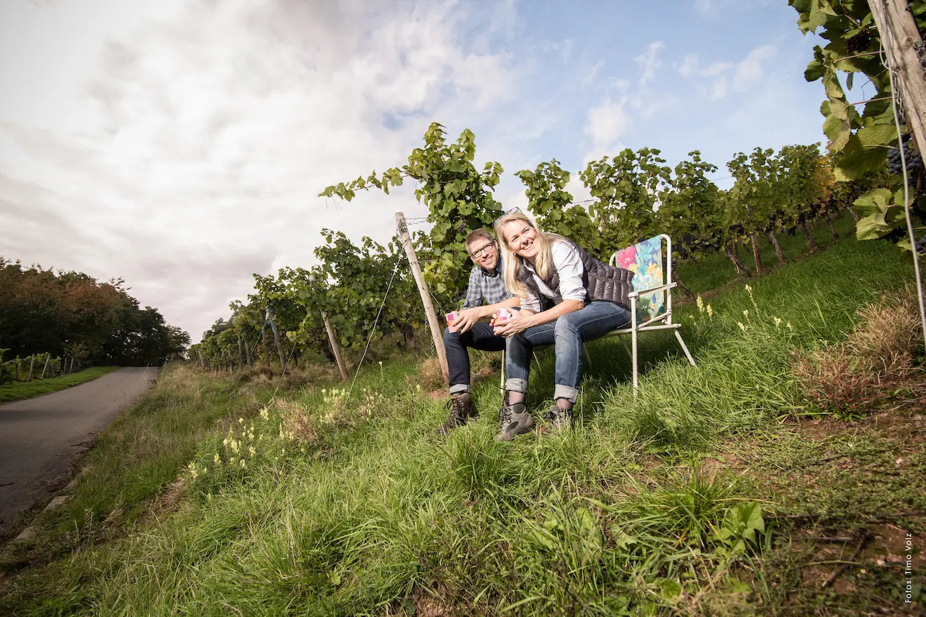 Heiko und Ute Bamberger vom Bamberger Wein- & Sektgut auf Klappstühlen in Ihren Rebbergen.