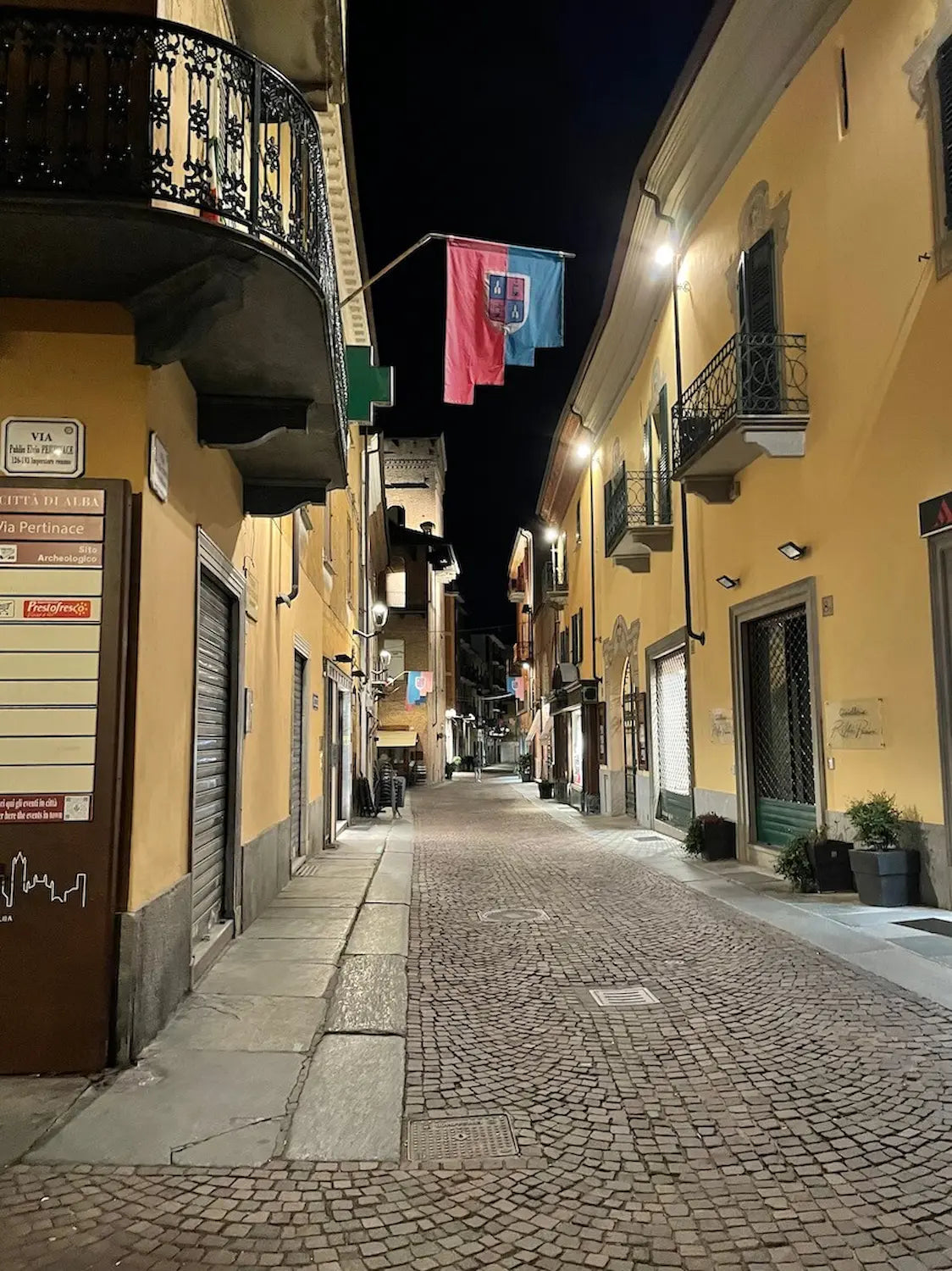 Gasse im Zentrum von Alba im Piemont bei Nacht.