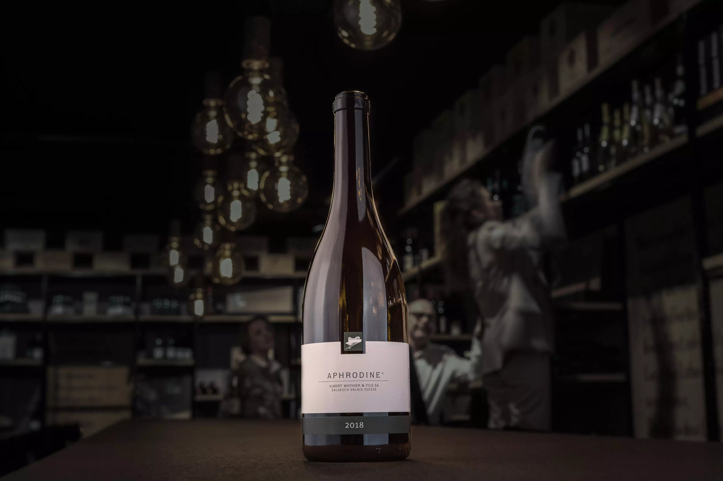 Flasche Aphrodine Petite Arvine auf  dem Tisch in der dunklen Vinothek Hauser.