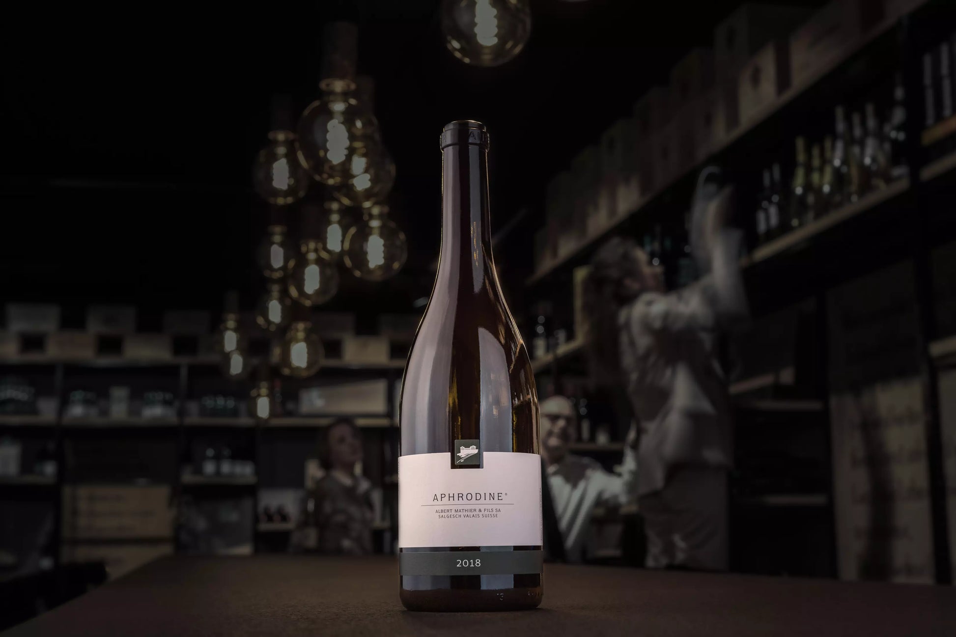 Flasche Aphrodine Petite Arvine auf  dem Tisch in der dunklen Vinothek Hauser.