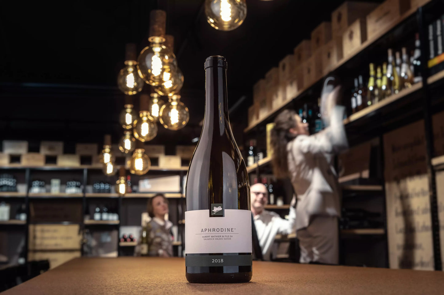 Flasche Aphrodine Petite Arvine auf dem Tisch in der Vinothek Hauser.