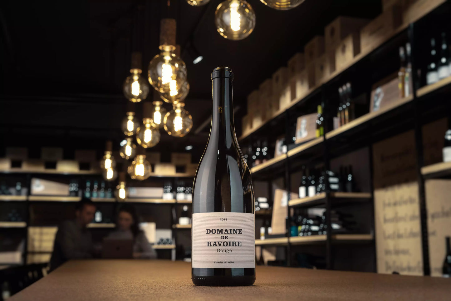 Flasche Domaine de Ravoire rouge auf dem Tisch in der Vinothek Hauser.