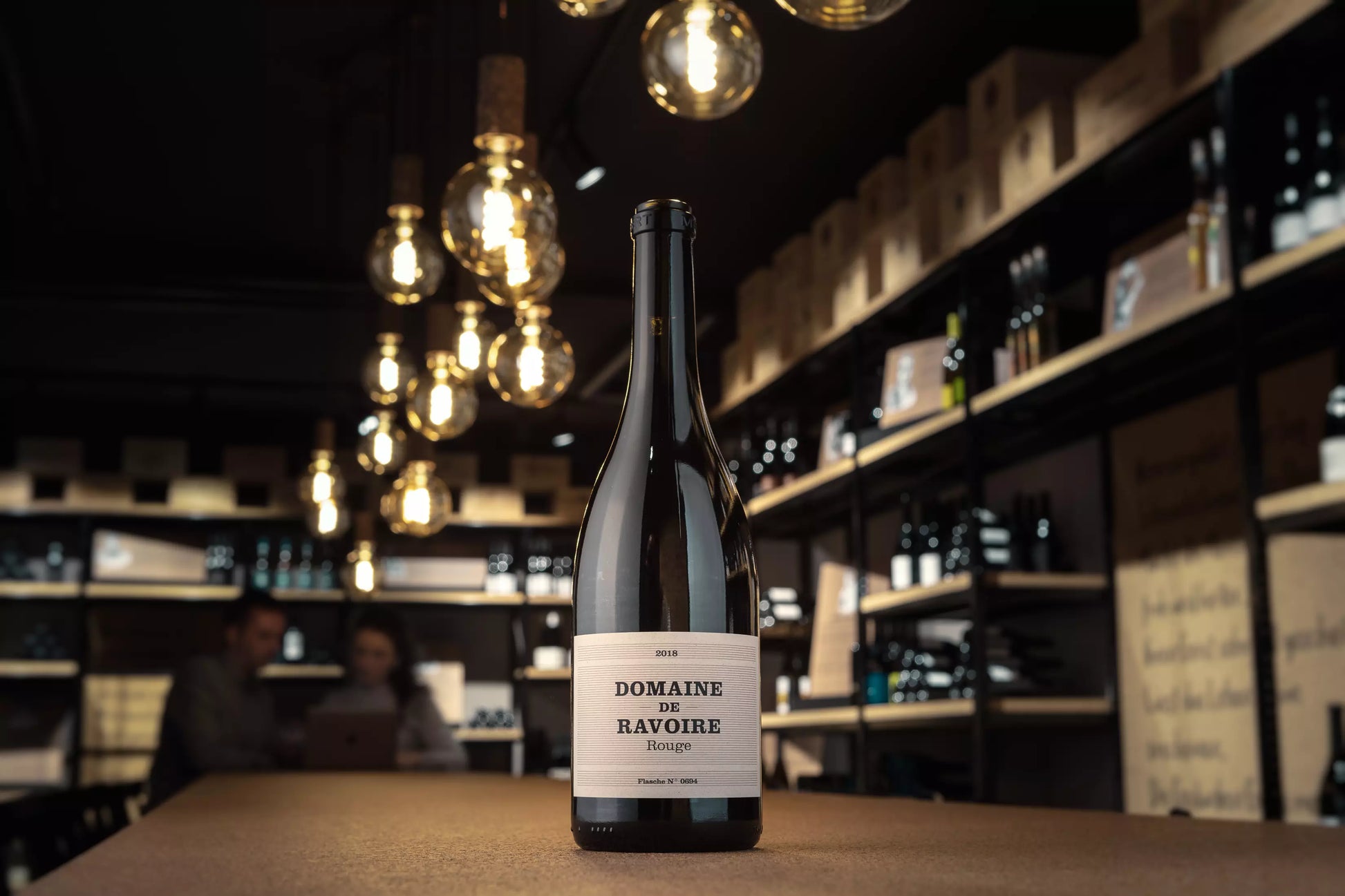 Flasche Domaine de Ravoire rouge auf dem Tisch in der Vinothek Hauser.