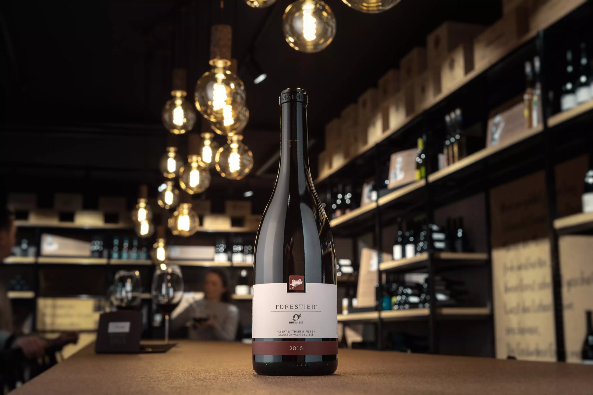 Flasche Forestier Pinot Noir von Albert Mathier auf dem Tisch in der Vinothek Hauser.