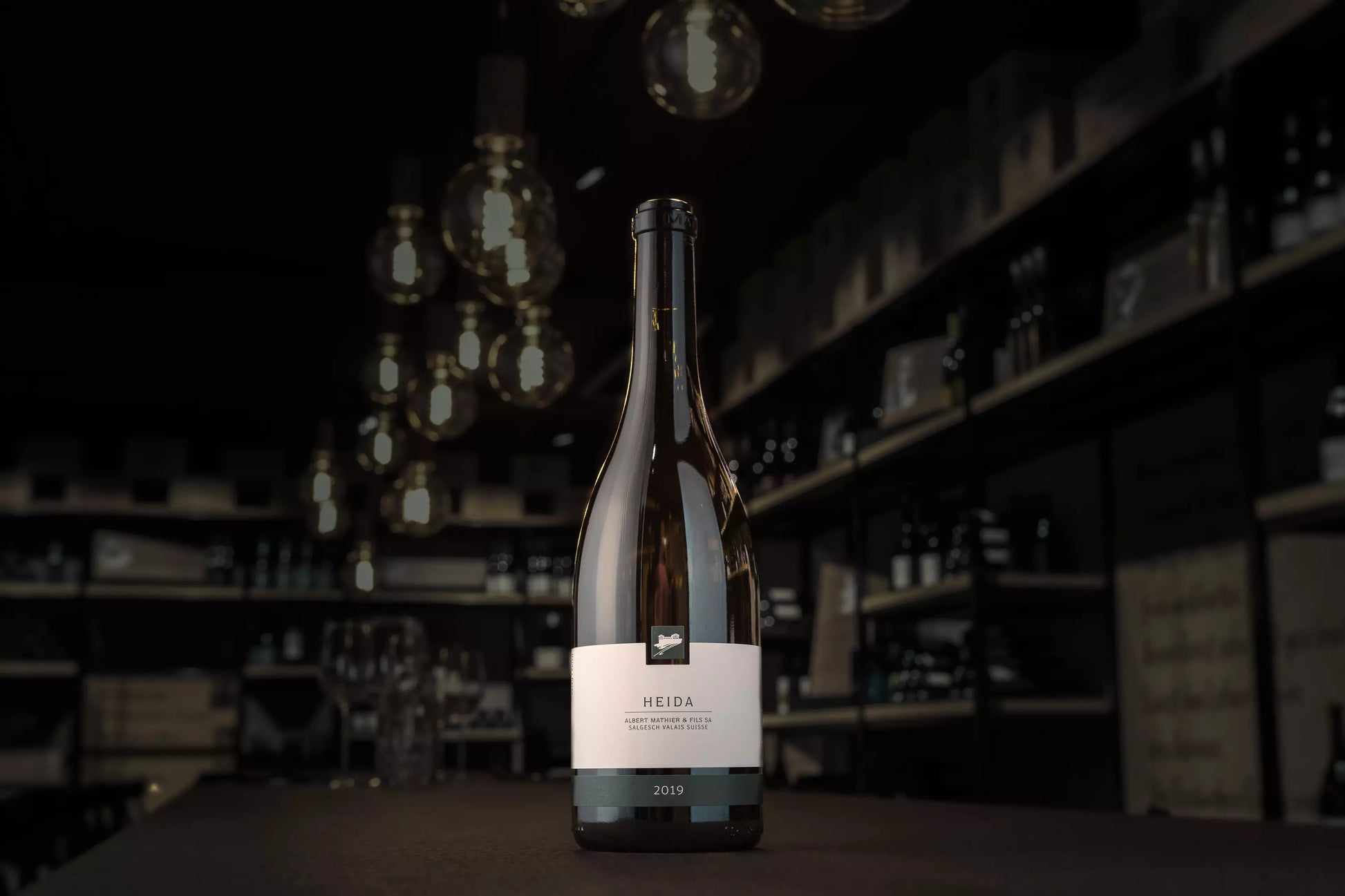 Flasche Heida auf dem Tisch in der dunklen Vinothek Hauser.