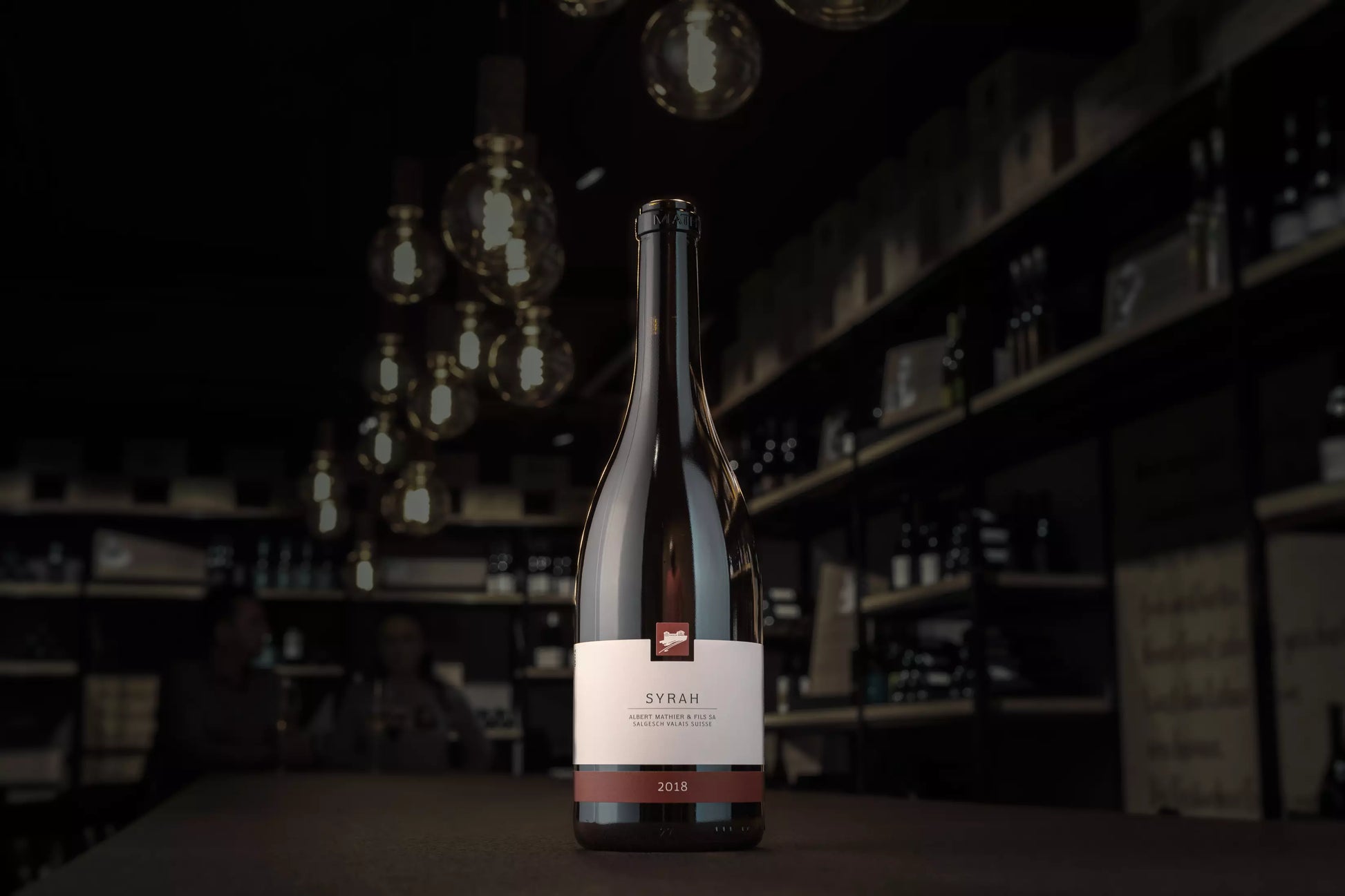 Syrah von Albert Mathier auf dem Tisch in der dunklen Vinothek Hauser.