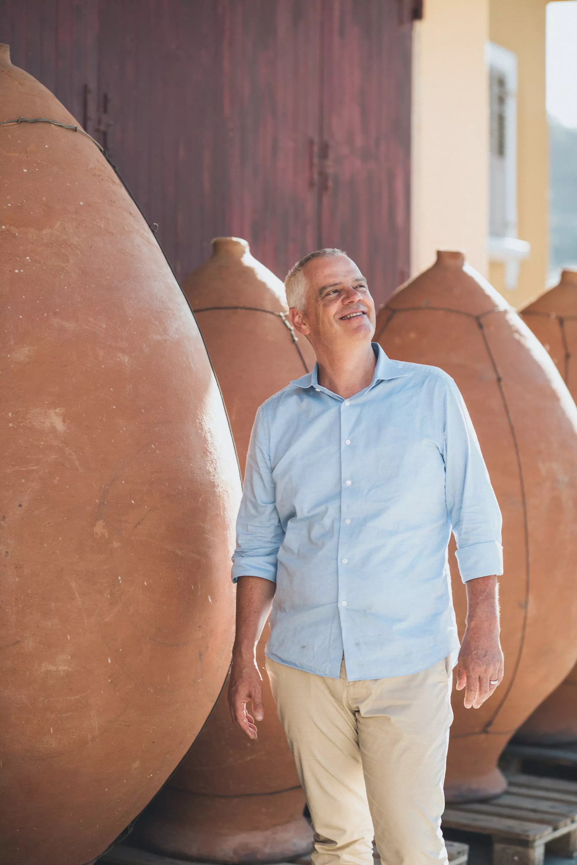 Amédée Mathier vor seinen Amphoren im Weingut Albert Mathier et Fils in Salgesch.