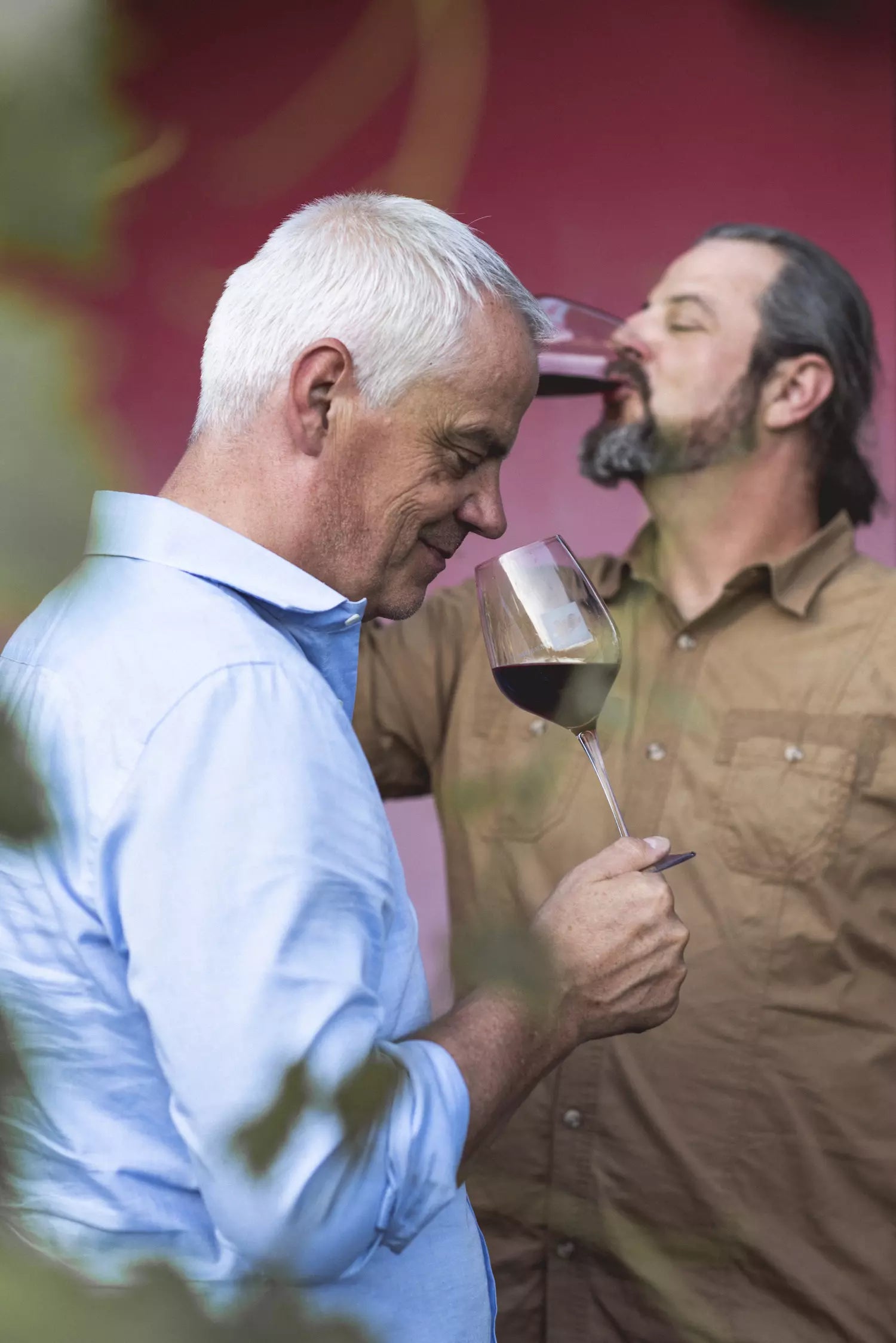 Amédée Mathier und sein Kellermeister bei der Degustation der Weine von Albert Mathier et Fils.