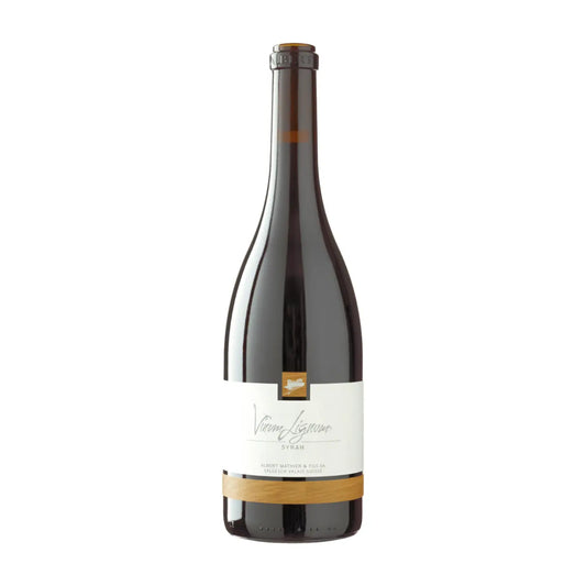 Flasche Vinum Lignum Syrah freigestellt mit weissem Hintergrund.