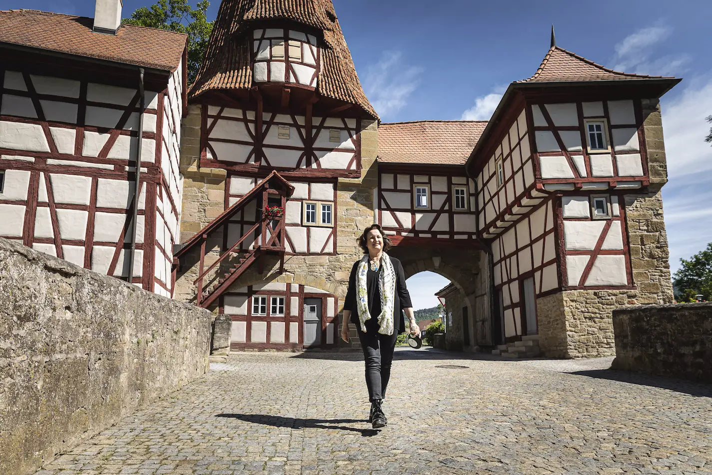 Andrea Wirsching vor dem Weingut Hans Wirsching in Franken.