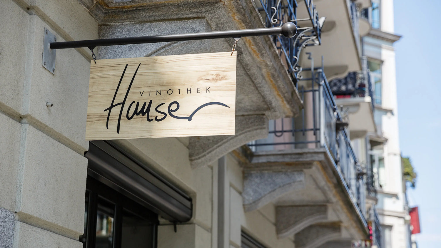 Aussenaufnahme der Vinothek Hauser in der Neustadt in Luzern.