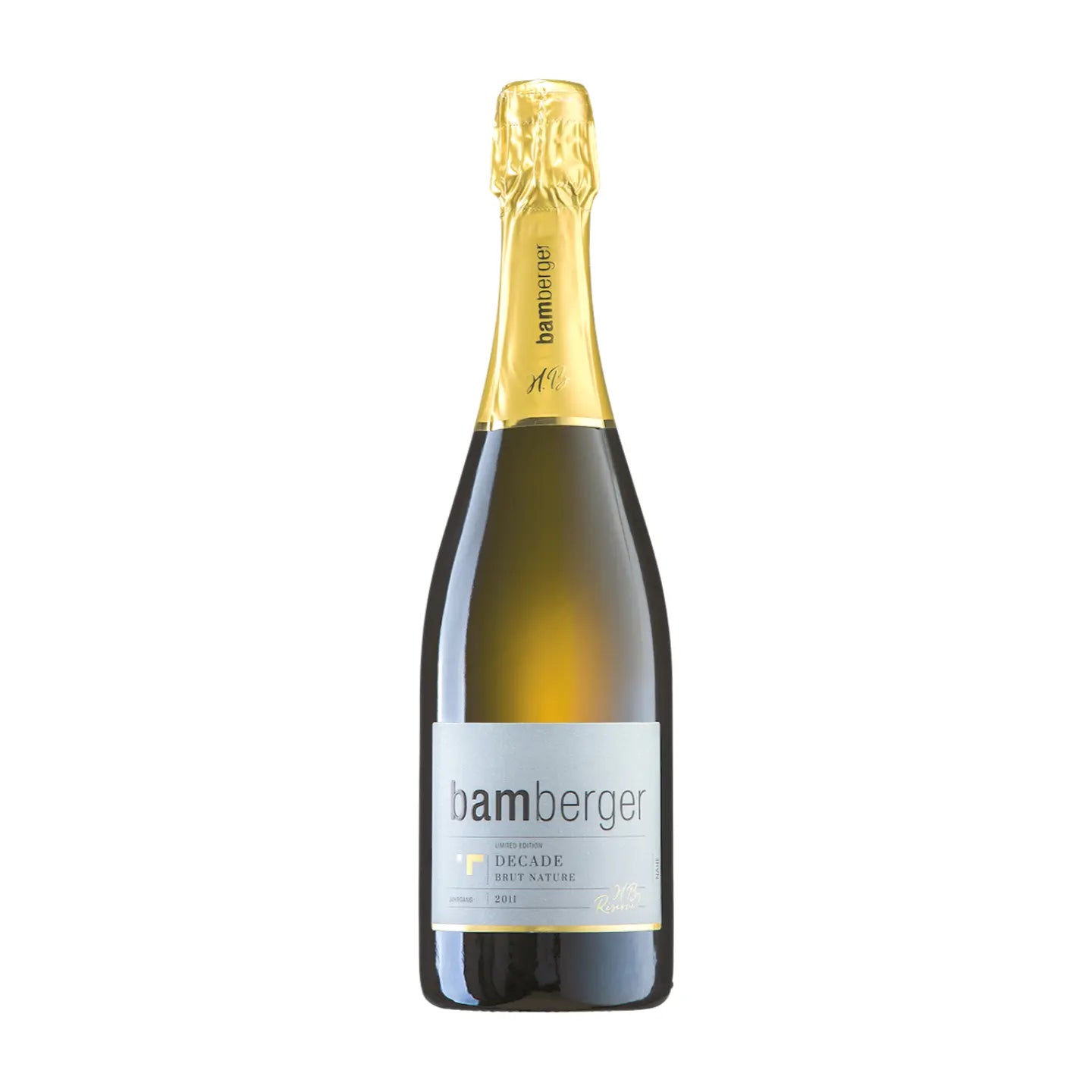 Flasche Decade Riesling Brut Nature vom Bamberger Wein- & Sektgut freigestellt mit weissem Hintergrund.