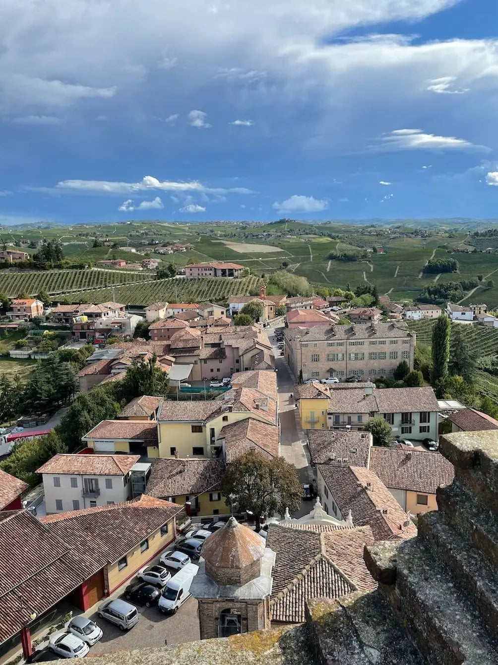 Block über Barbaresco im Piemont mit Weinbergen hinter dem Dorf.