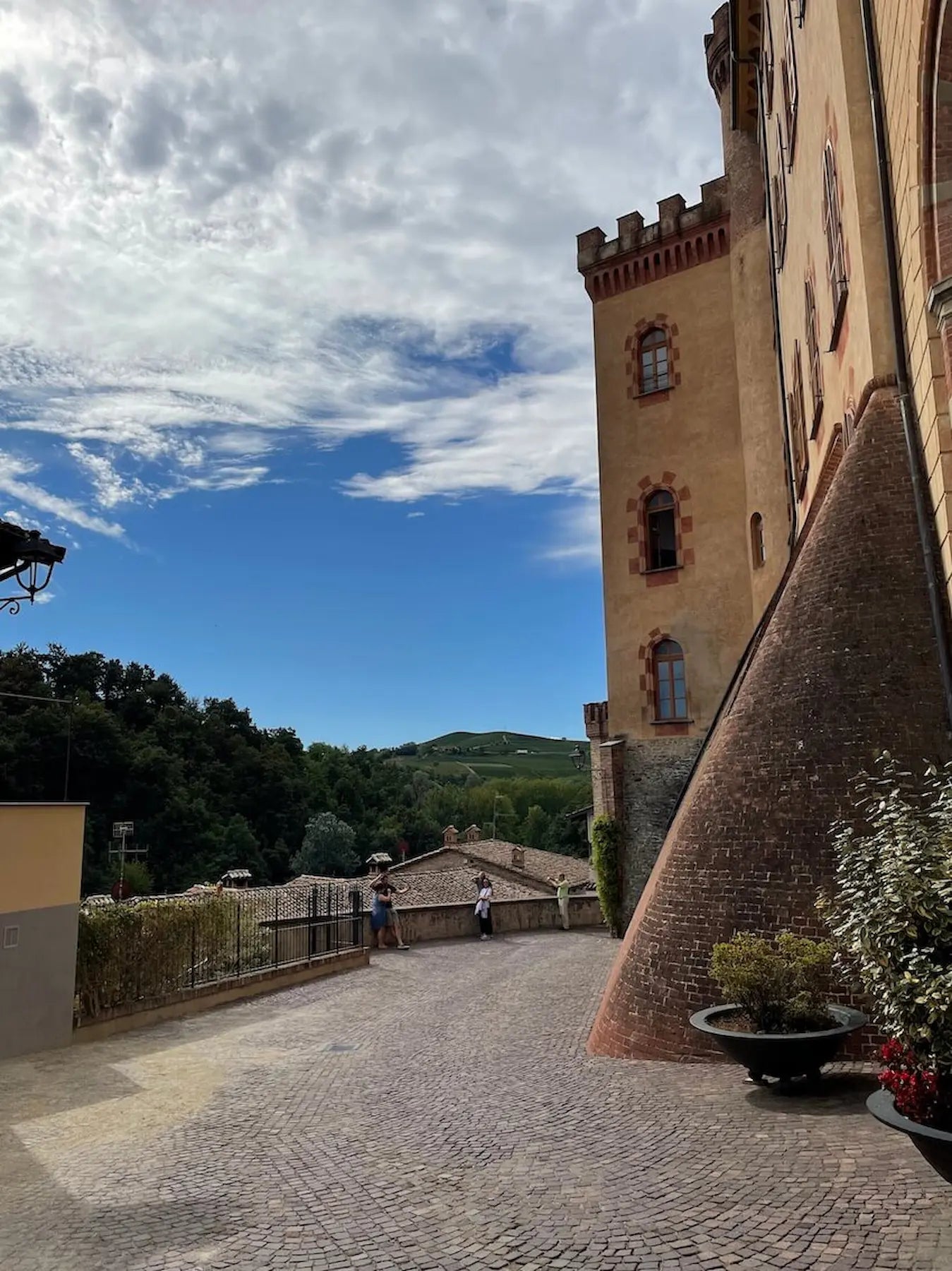 Vorplatz vom Schloss in Barolo im Piemont.