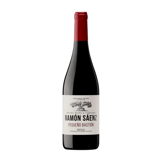 Rioja DOC Pequeno Bastion von der Bodegas Ramon Saenz freigestellt vor weissem Hintergrund.