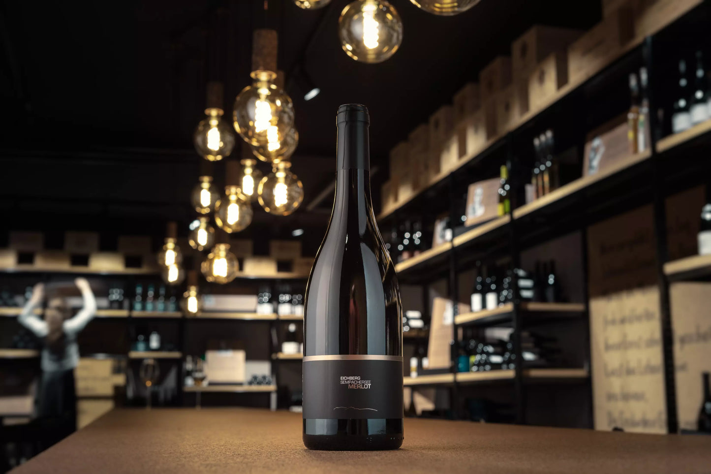 Eichberg Merlot von der Brunner Weinmanufaktur auf dem Tisch in der Vinothek Hauser.