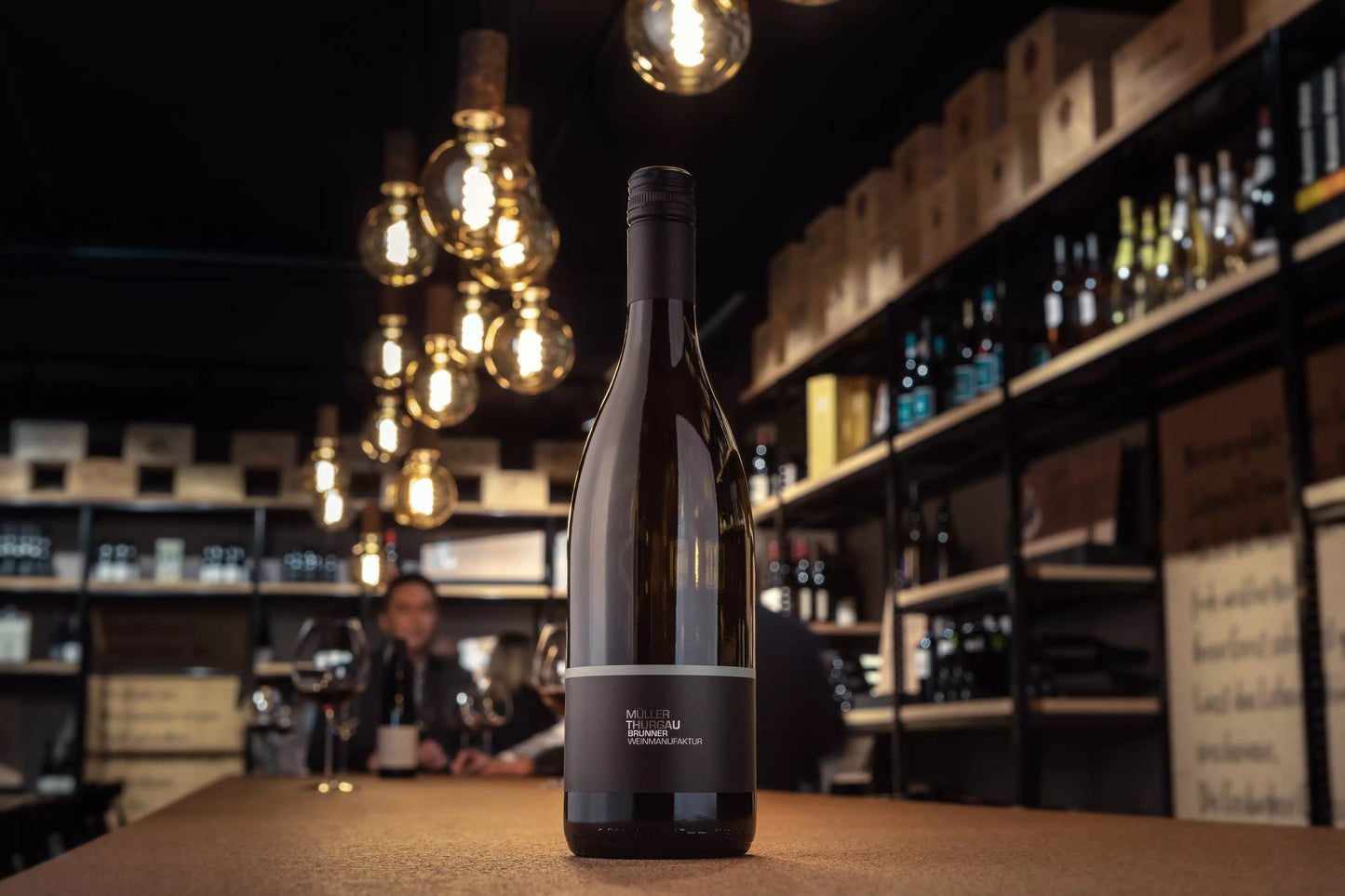Müller-Thurgau von der Brunner Weinmanufaktur auf dem Tisch in der Vinothek Hauser.