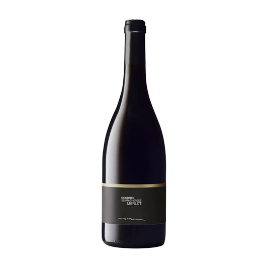 Eichberg Merlot von der Brunner Weinmanufaktur freigestellt vor weissem Hintergrund.