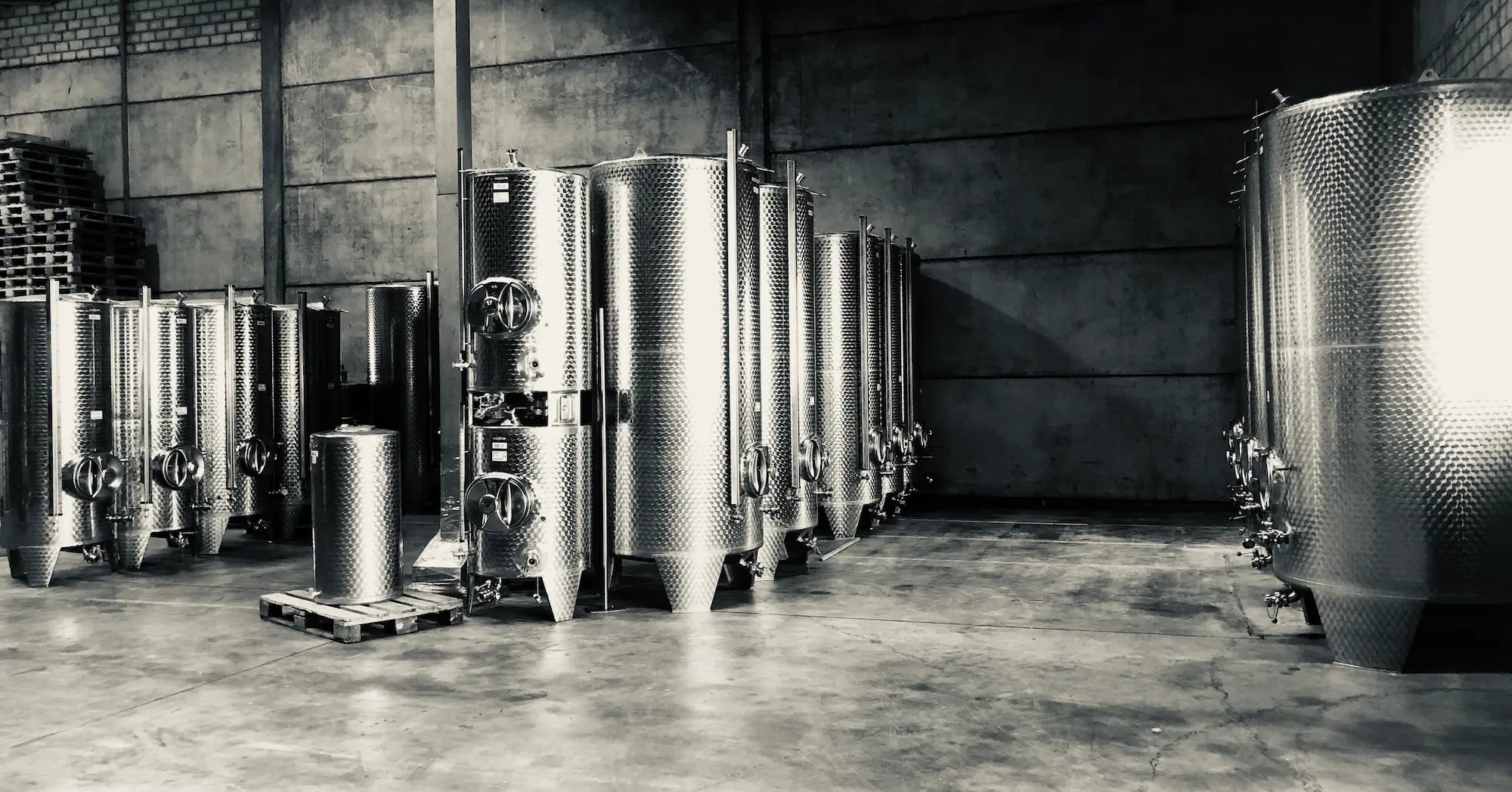 Stahltanks im Keller der Brunner Weinmanufaktur.