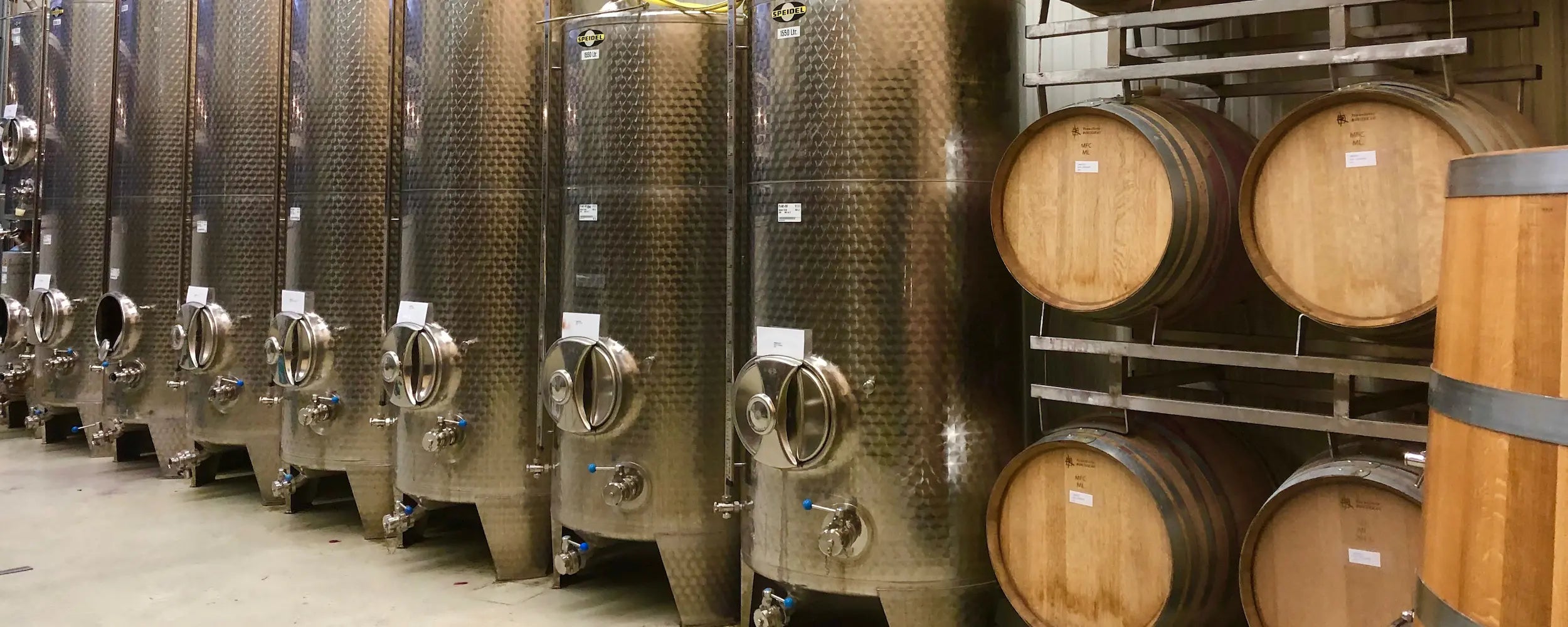 Stahltanks und Holzfässer im Keller der Brunner Weinmanufaktur.