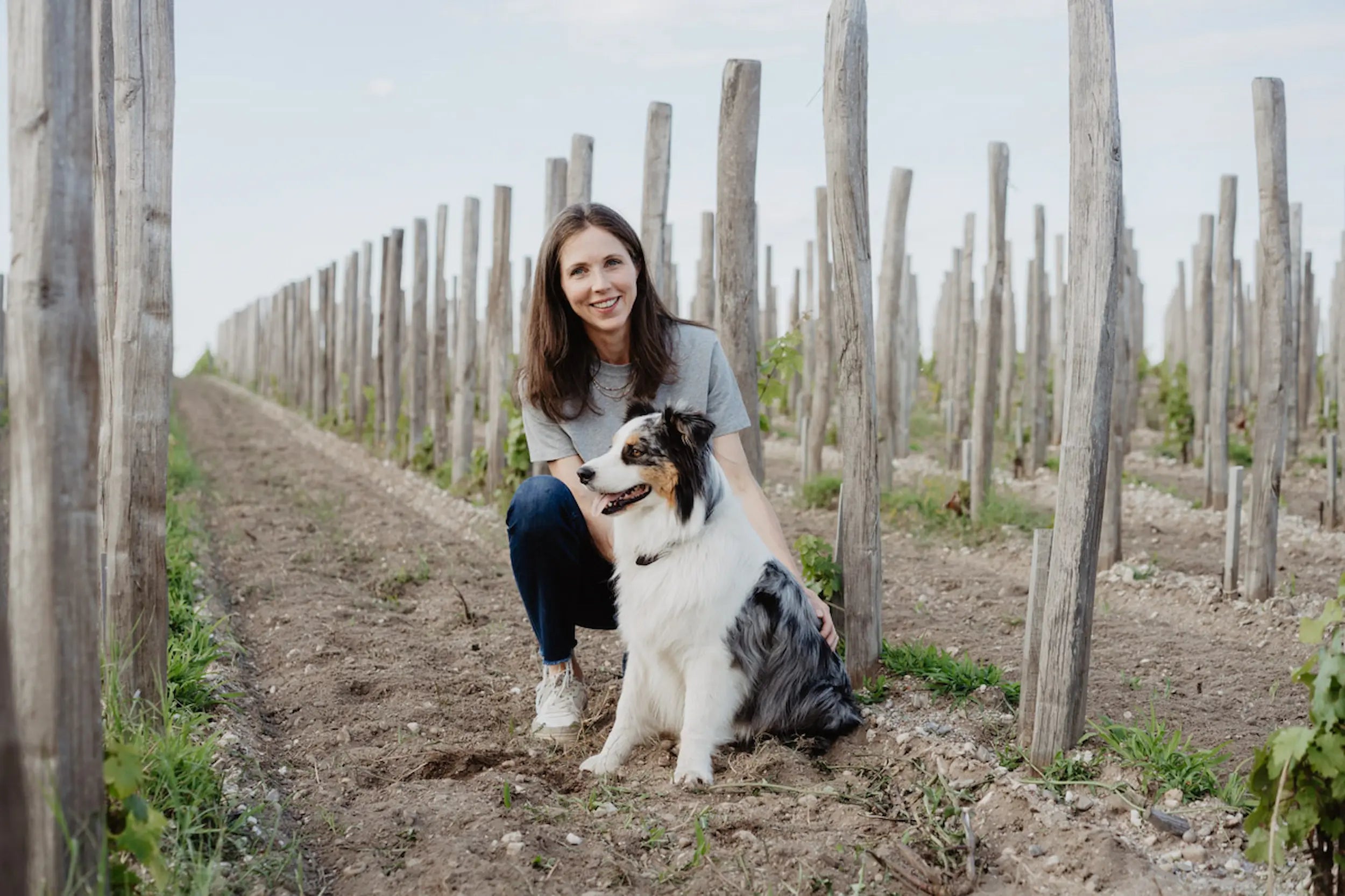 Caroline Frey mit ihrem Hund in den Rebberge von Château La Lagune.