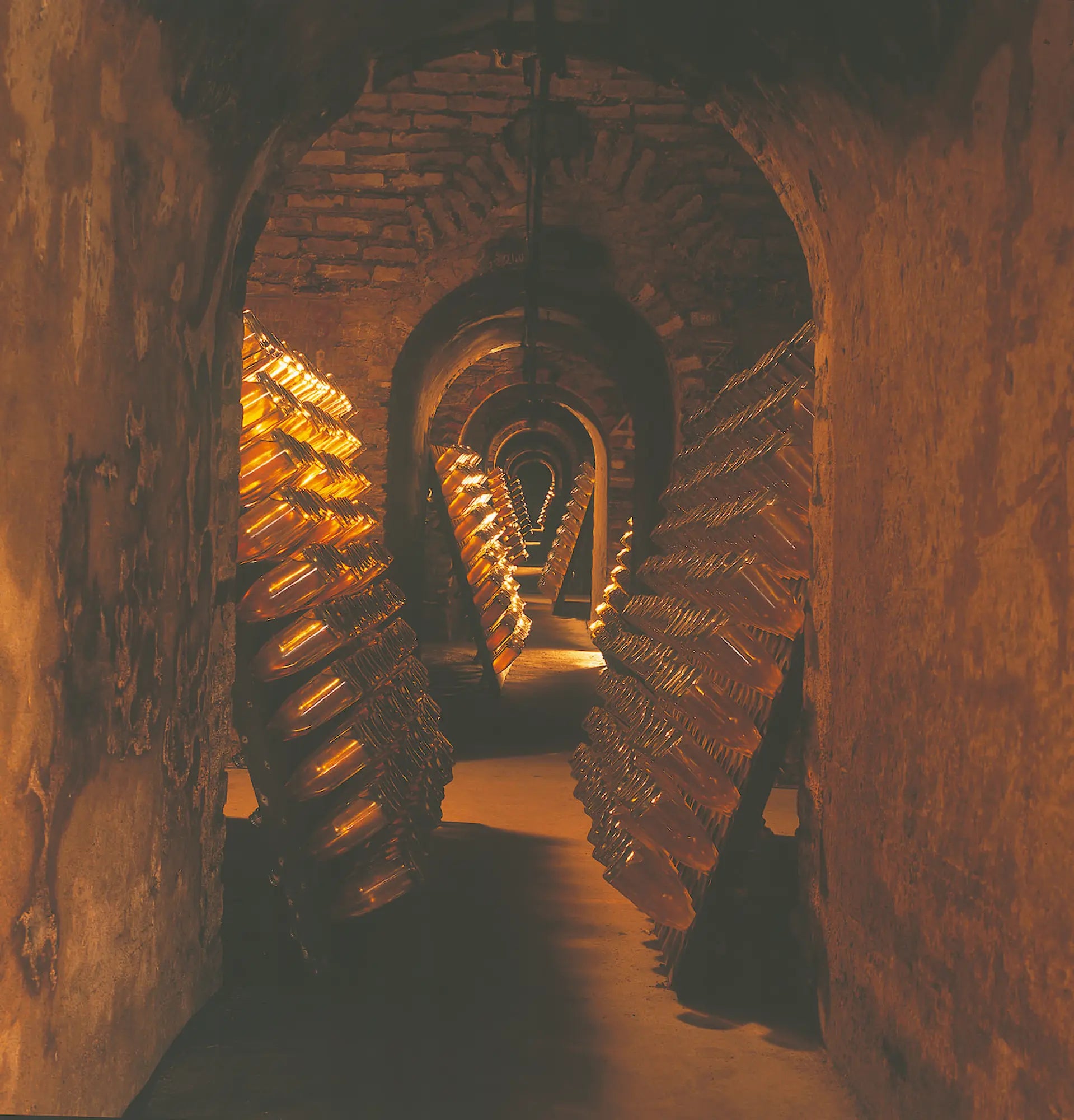 Traditioneller Keller mit Rüttelbrettern und Champagnerflaschen in der Champagne.