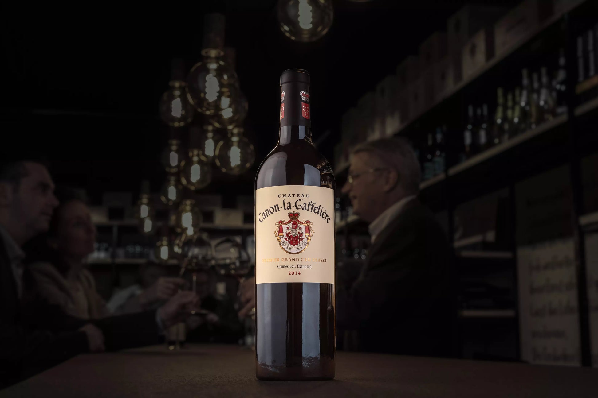 Château Canon-la-Gaffelière von Stephan von Neipperg auf dem Tisch in der dunklen Vinothek Hauser.