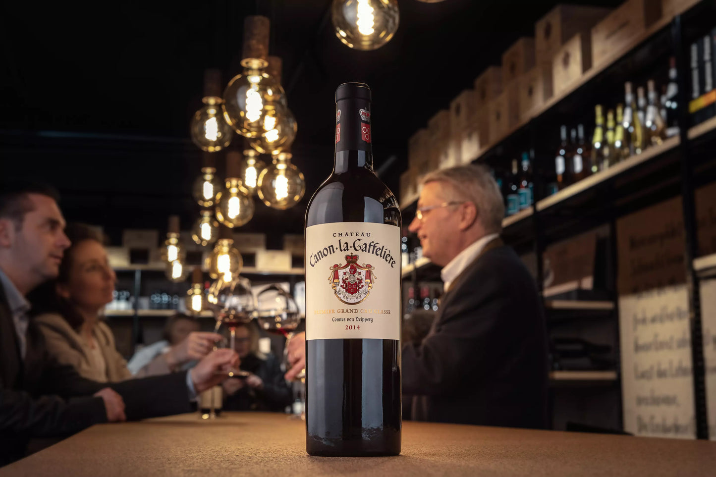 Château Canon-la-Gaffelière von Stephan von Neipperg aus Saint-Émilion auf dem Tisch in der Vinothek Hauser.