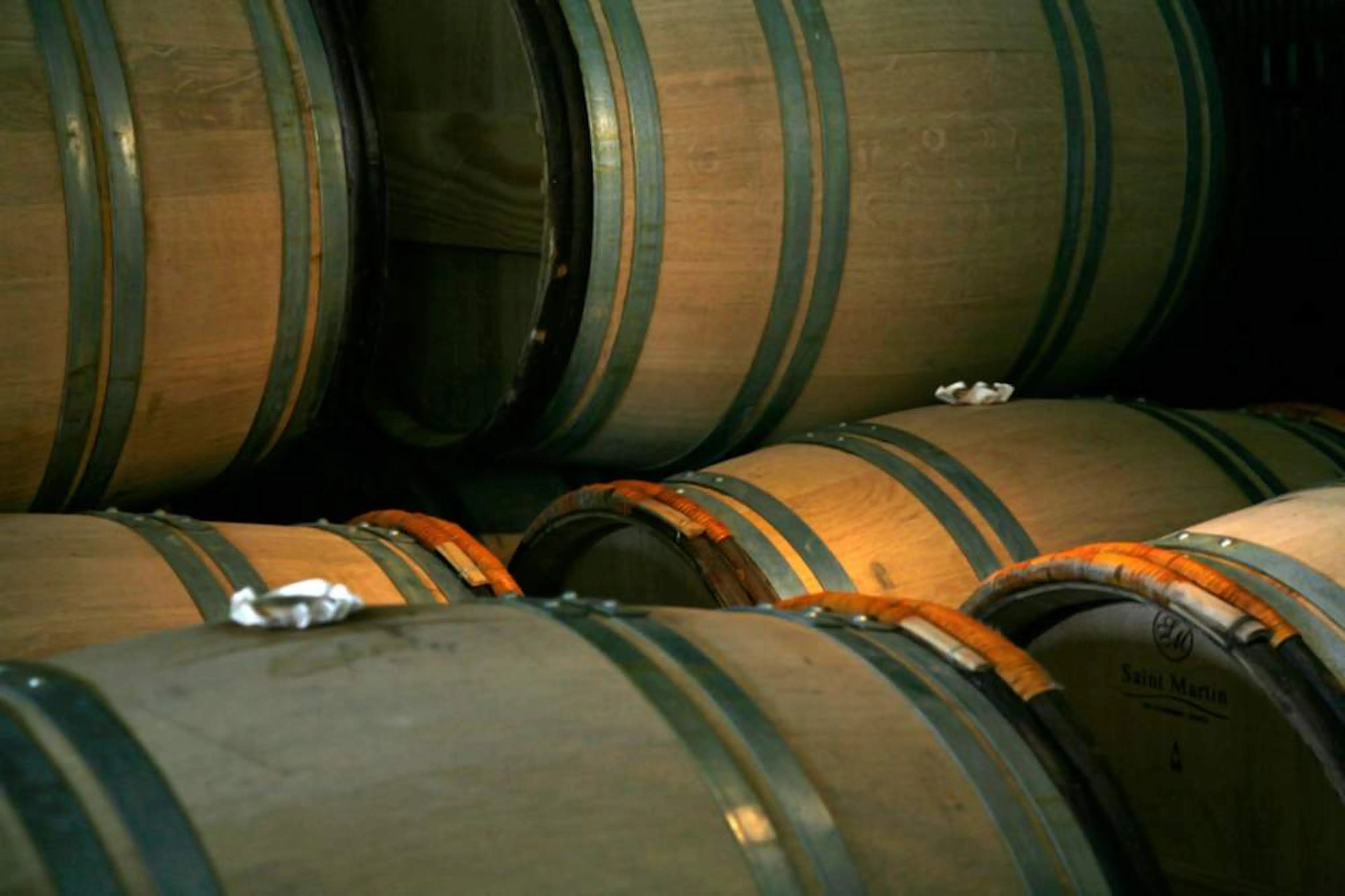 Barriques im Keller von Château Guiraud im Gebiet Sauternes.