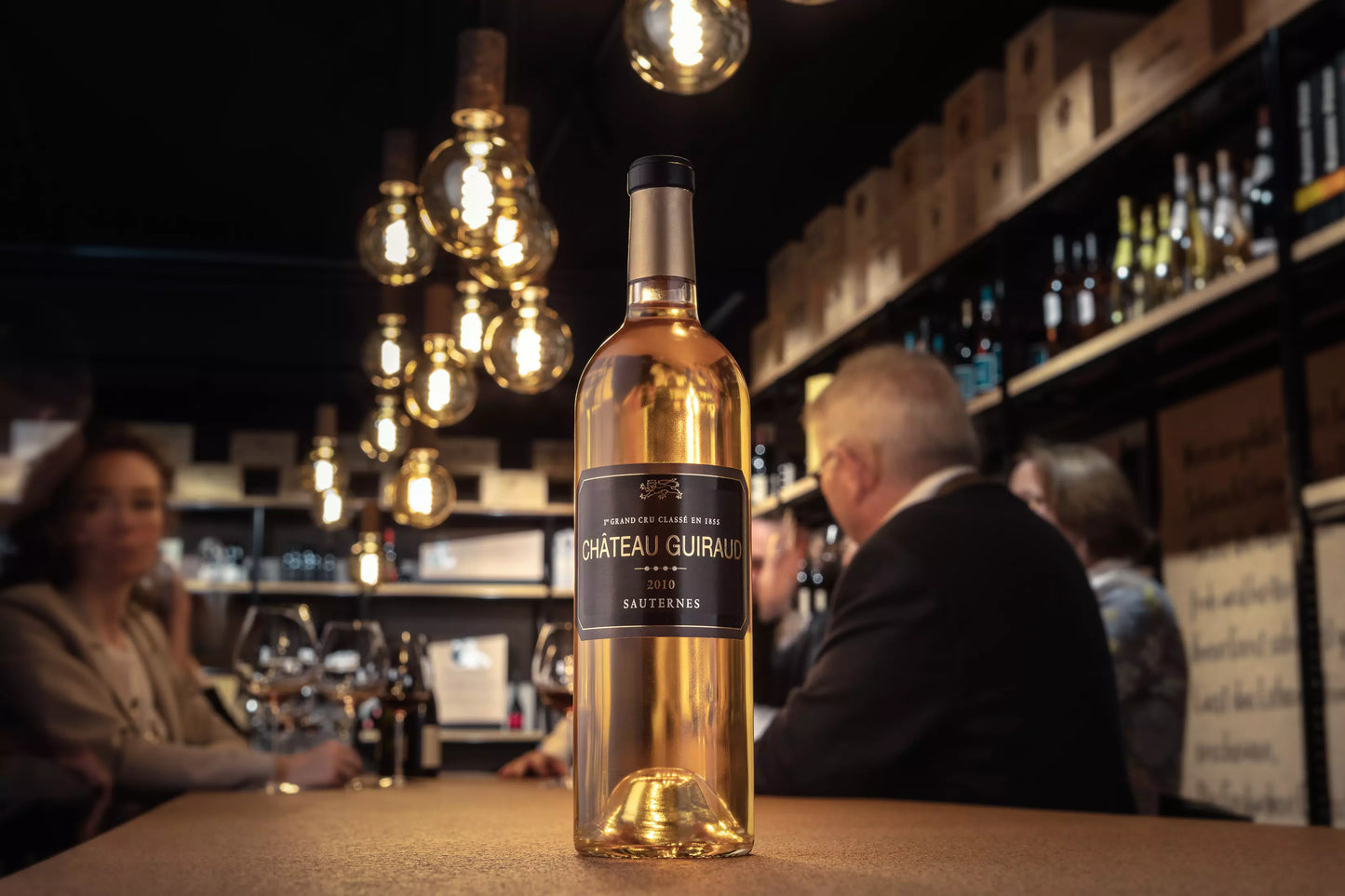 Flasche Château Guiraud 1er Cru Classé auf dem Tisch in der Vinothek Hauser.
