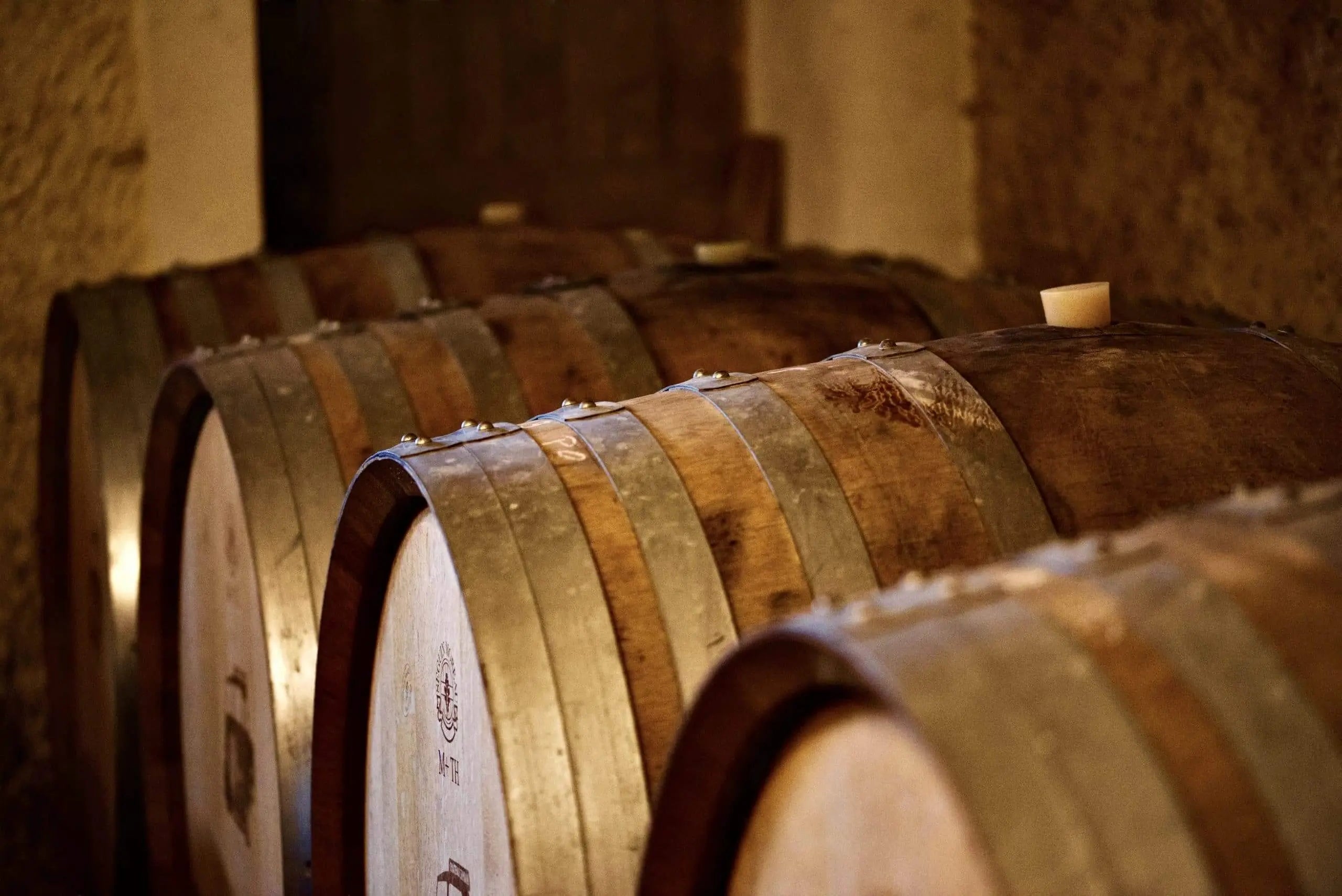 Barriques im Keller des Château Simian im Côtes du Rhône.